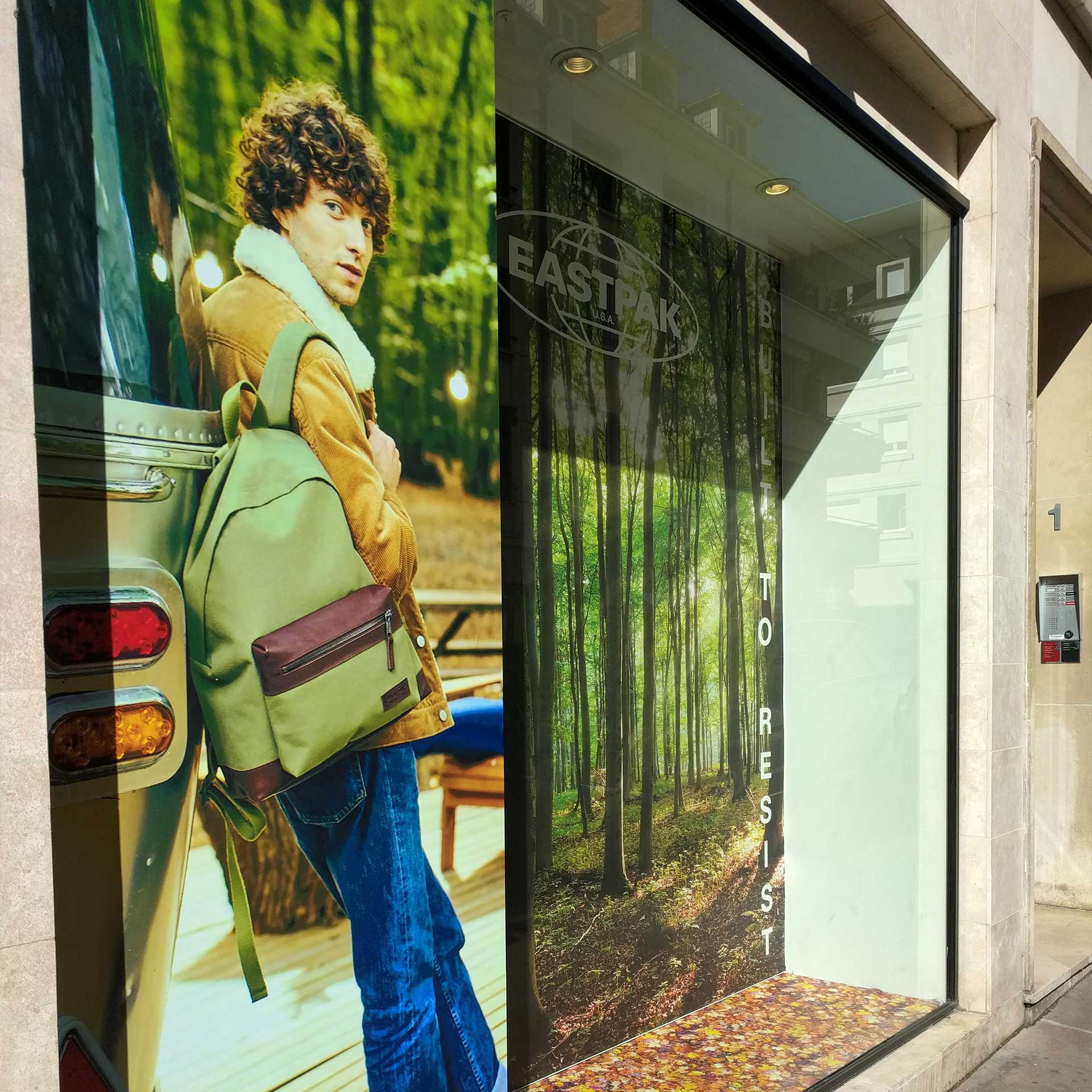 Toile tendue et adhésif décoratifs pour une vitrine Eastpak à Orléans