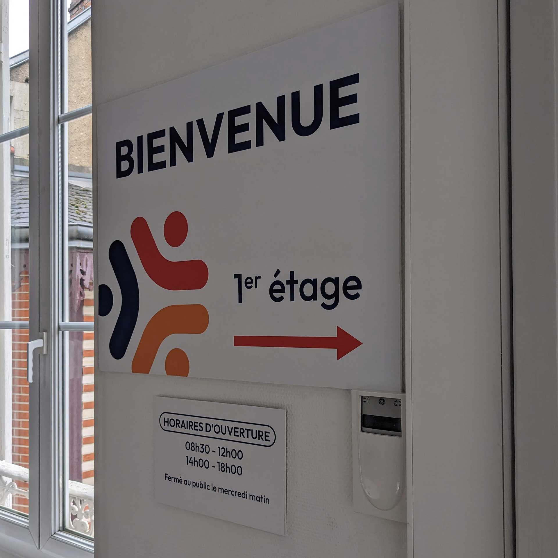 Panneau de signalétique aux couleurs de Partnaire