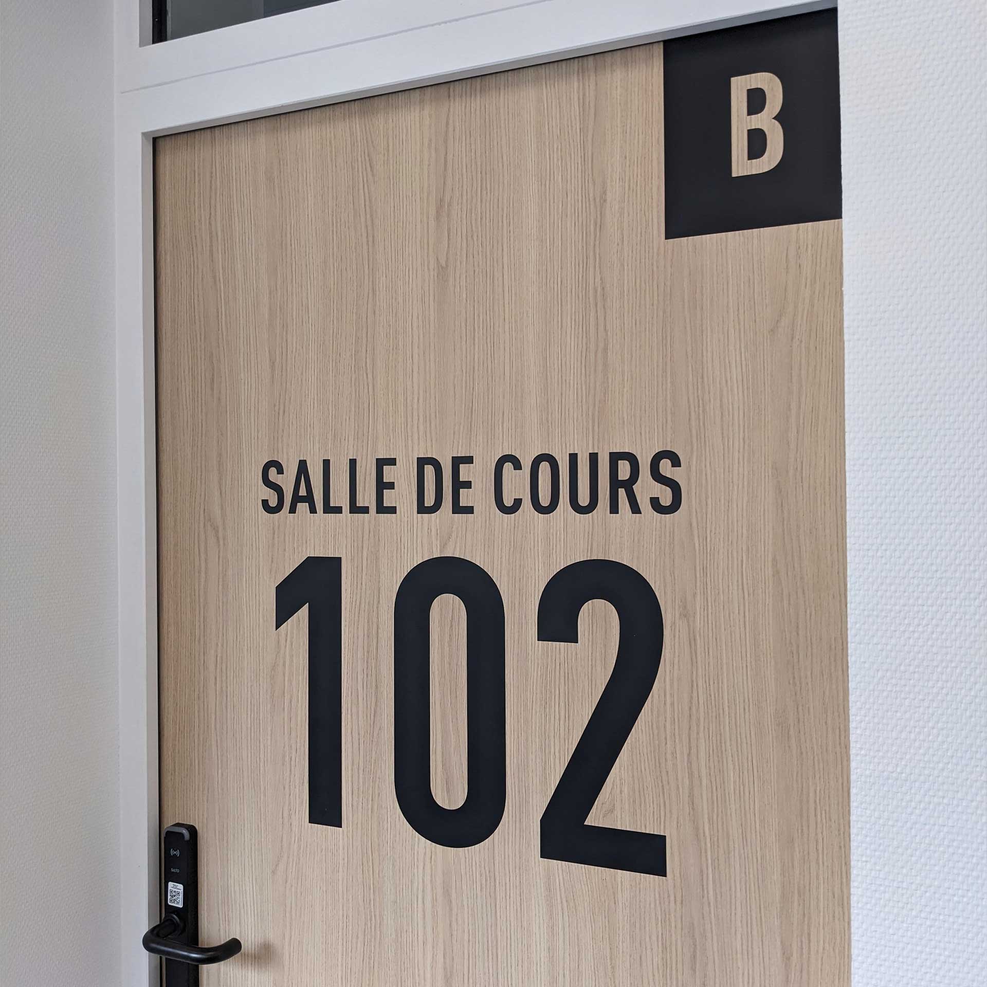 Signalétique en adhésif sur les portes de l'ISC Campus