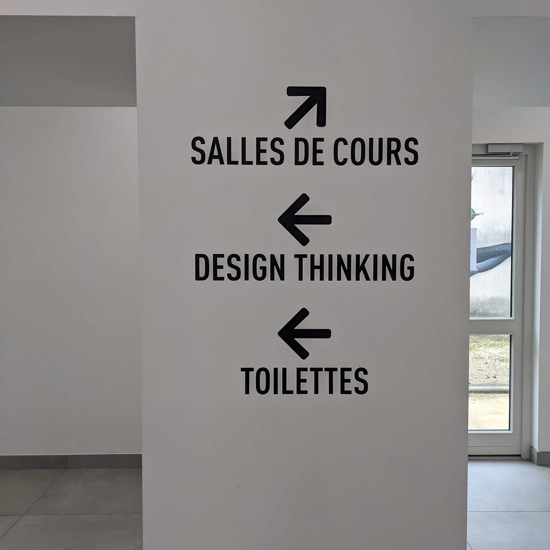 Affichage directionnel pour l'école de commerce ISC à l'intérieur du campus Orléanais