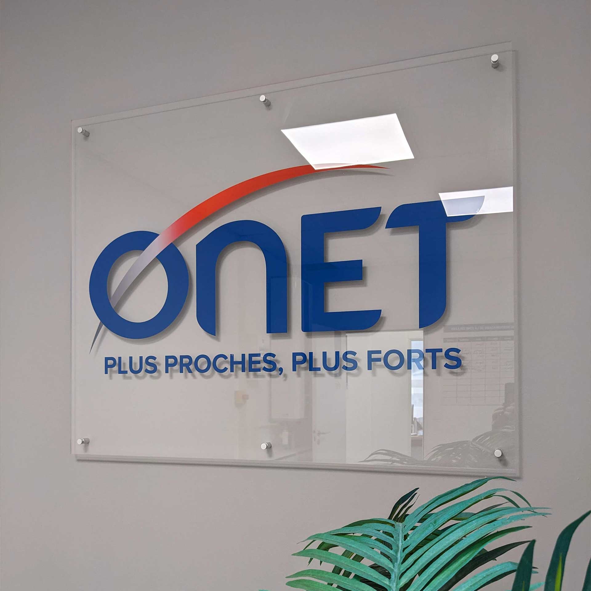 Panneau en plexiglass installé chez ONET à Orléans