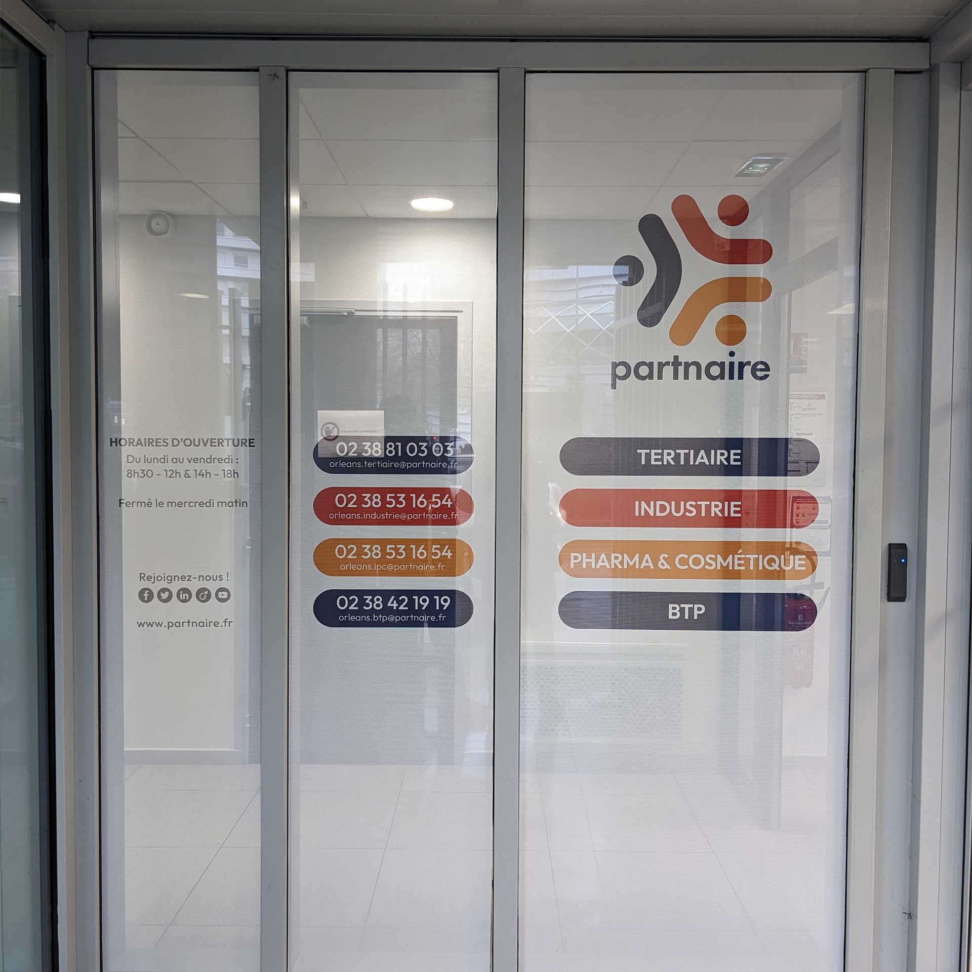 Film micro-perforé installé dans l'agence d'interim Partnaire à Orléans