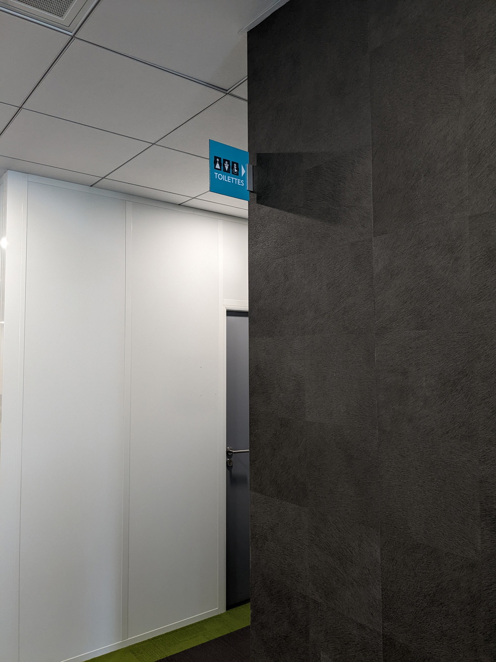 Plaque directionnelle pour les toilettes